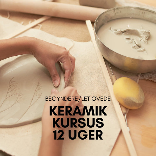 kvinde laver en keramiktallerken på keramikkursus hos creatør i vig, odsherred. Hun går til keramik på 12 ugers keramikhold.