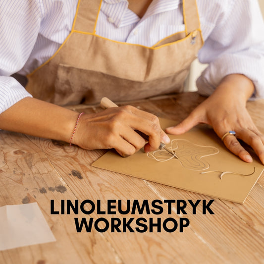 Deltager laver linoleumstryk på workshop i Odsherred