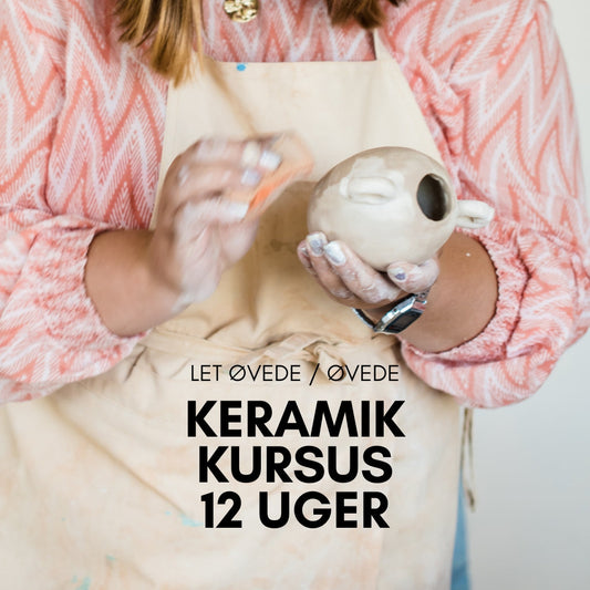 Kvinde laver en lille keramikvase på 12 ugers keramikkursus hos creatør i Vig, Odsherred