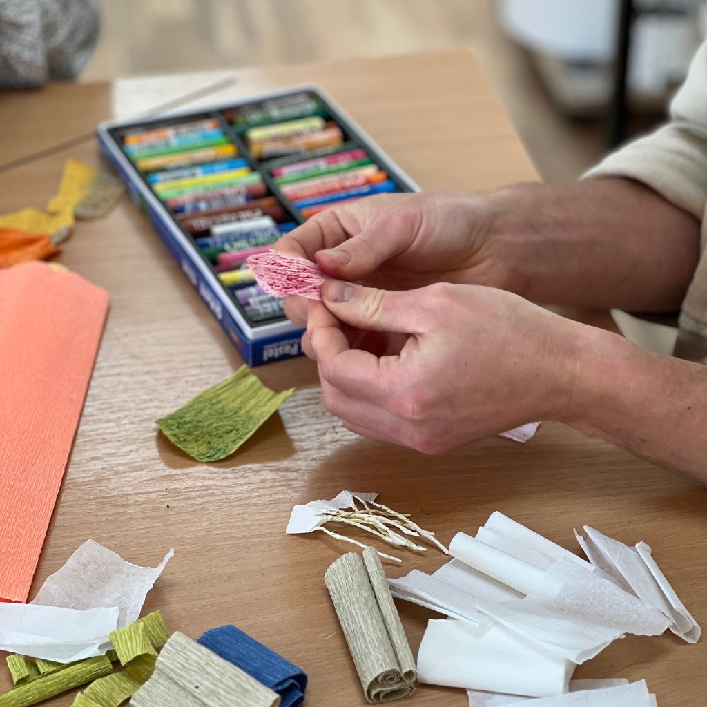 Mand laver papirblomster workshop på kreativ workshop hos creatør i vig odsherred.
