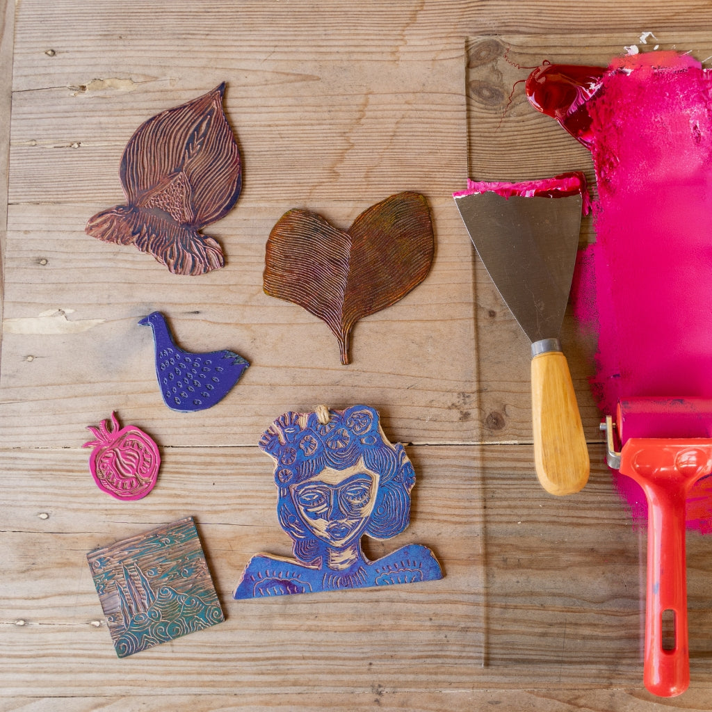 linoleumssnit er ved at blive trykt til fine billeder på workshoppen linoleumstryk og lokal vin