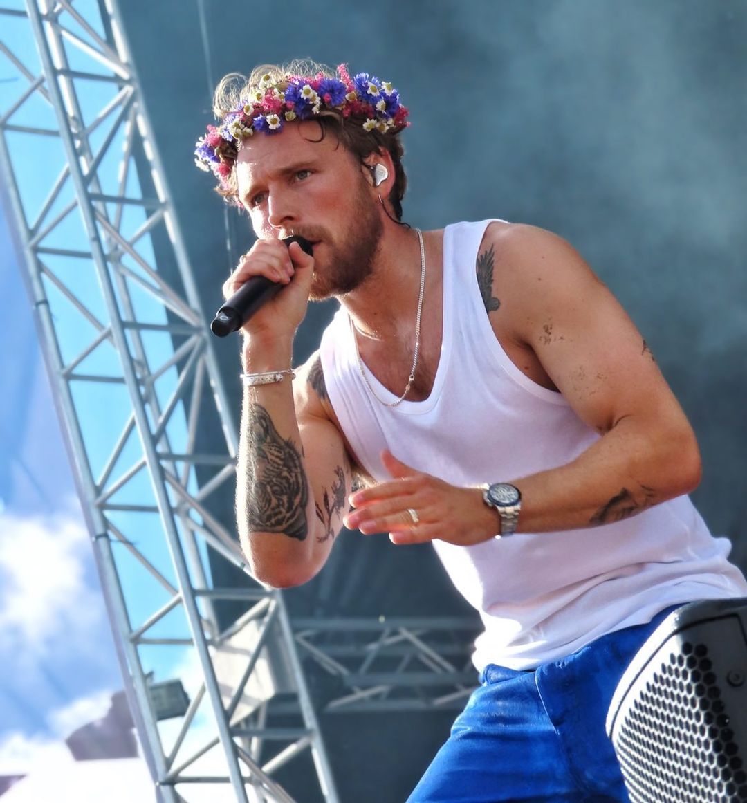 Christopher der giver koncert på Vig Festival med blomsterkrans på hovedet. Blomsterkransen er lavet på en af creatørs kreative workshops.