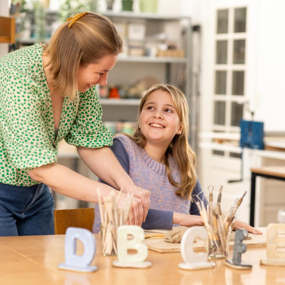 Kursist og underviser laver keramik på keramik workshop