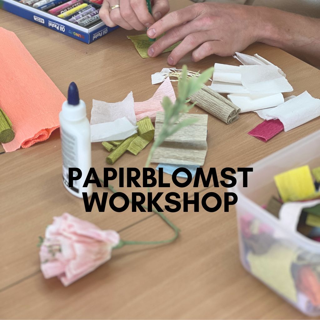 Deltager laver papirblomster på workshop i Odsherred