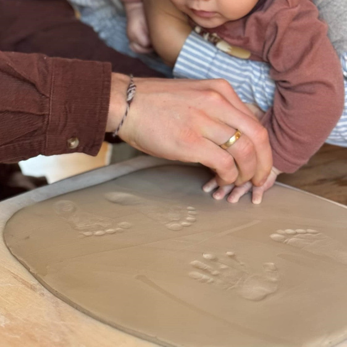 Baby hånd og fodaftryk i keramik. Deltagere laver babyaftryk på keramik workshop