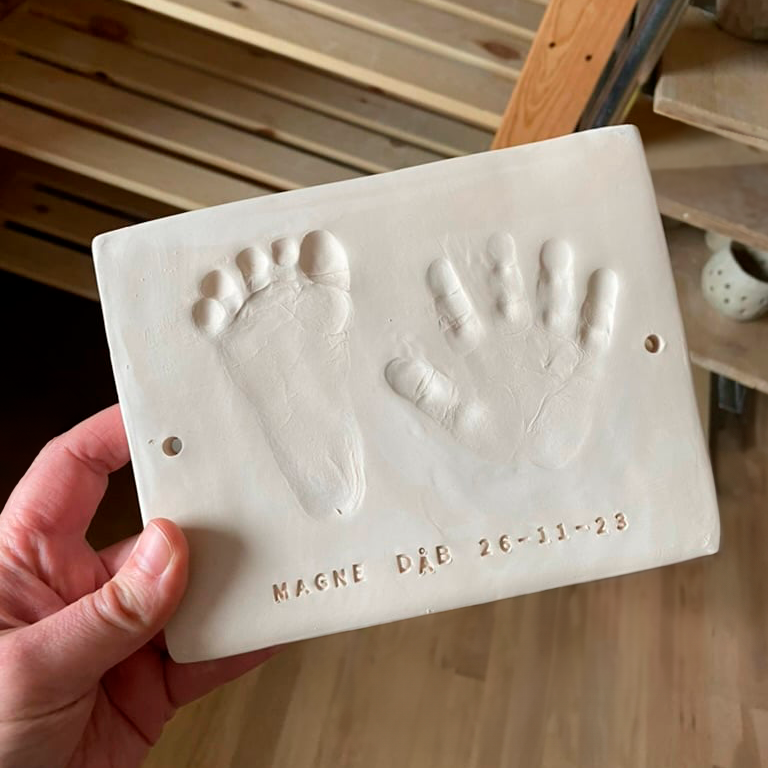 Babys håndaftryk og fodaftryk i keramik