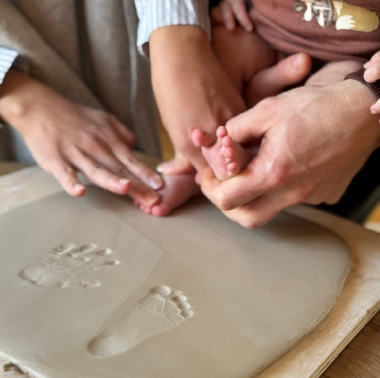 Baby hånd og fodaftryk i keramik. Deltagere laver babyaftryk på keramik workshop