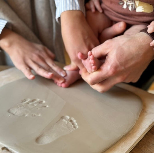 Baby hånd og fodaftryk i keramik. Deltagere laver babyaftryk på keramik workshop