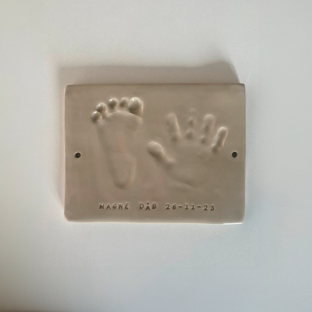 Babyaftryk i lys keramik. Håndaftryk og fodaftryk med navn og dato.
