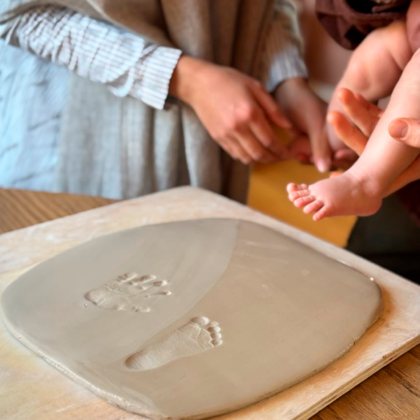 Baby hånd og fodaftryk i keramik. Deltagere laver babyaftryk på keramik workshop