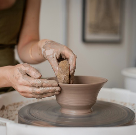 Skål drejes på keramik drejekursus for øvede, hos CREATØR i Odsherred.