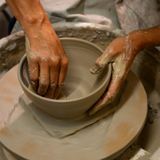 Skål drejes på keramik drejekursus for øvede, hos CREATØR i Odsherred.