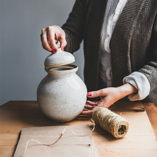 Lågkrukke i keramik, lavet på drejekursus for øvede, hos CREATØR i Odsherred.