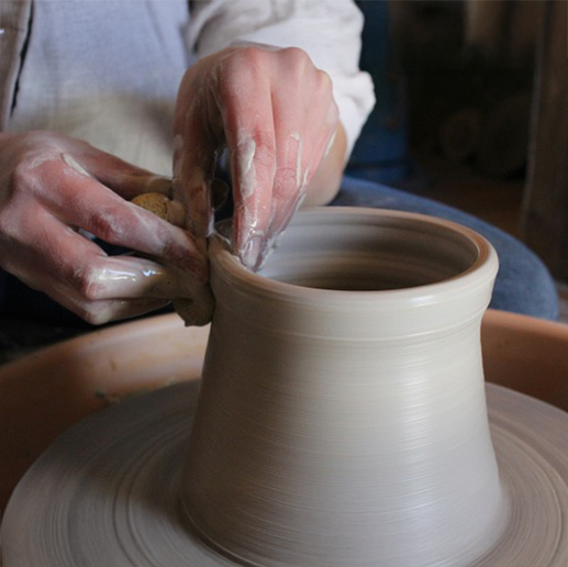 Vase drejes på drejekursus for øvede, hos CREATØR i Odsherred.