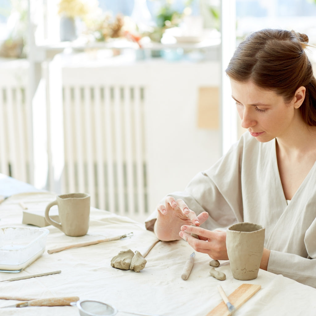 kvinde laver keramikkopper på keramikkursus i et keramikværksted i Vig, odsherred