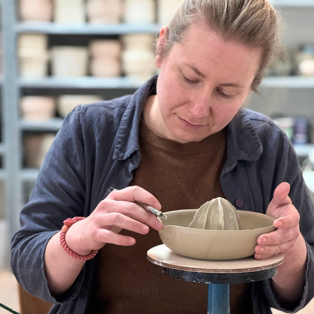 Kvinde laver sin egen citronpresser i keramik på et keramikkursus på sjælland