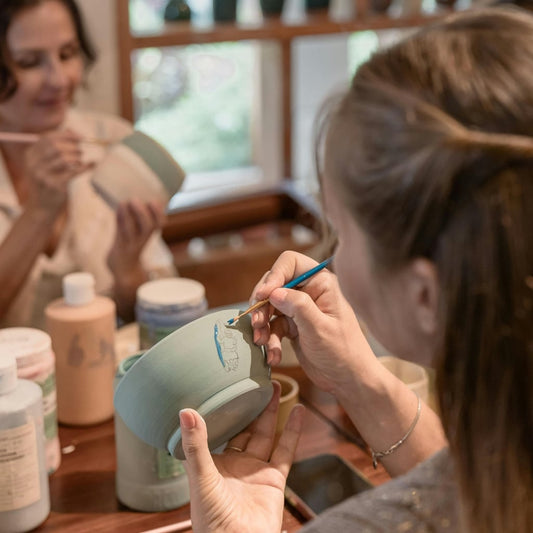 Kreativ keramik workshop, hvor deltagere maler på kopper sammen. Fra en fødselsdag, polterabend eller teambuilding.