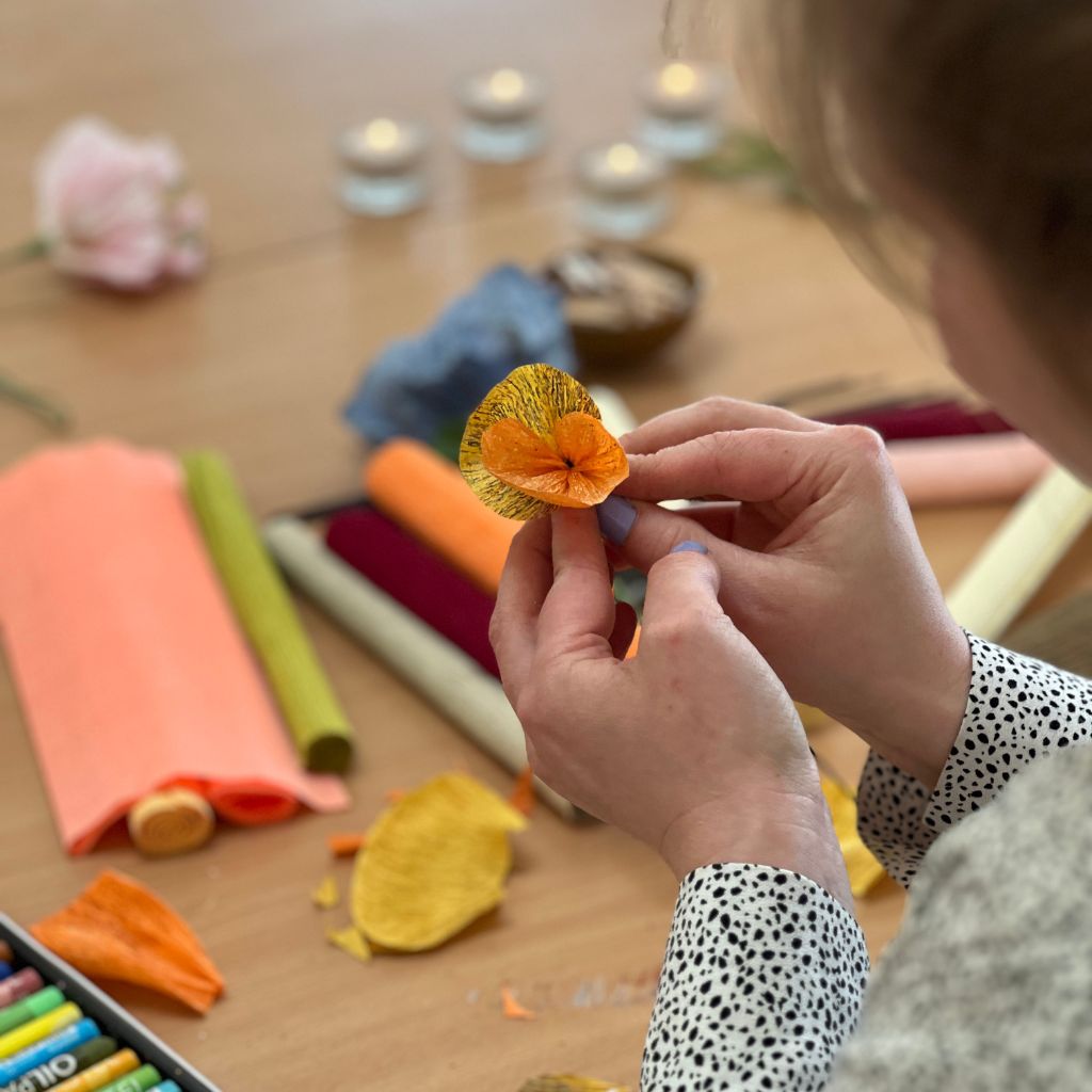 Familie laver papirblomster på kreativ workshop hos creatør i Vig, odsherred. 