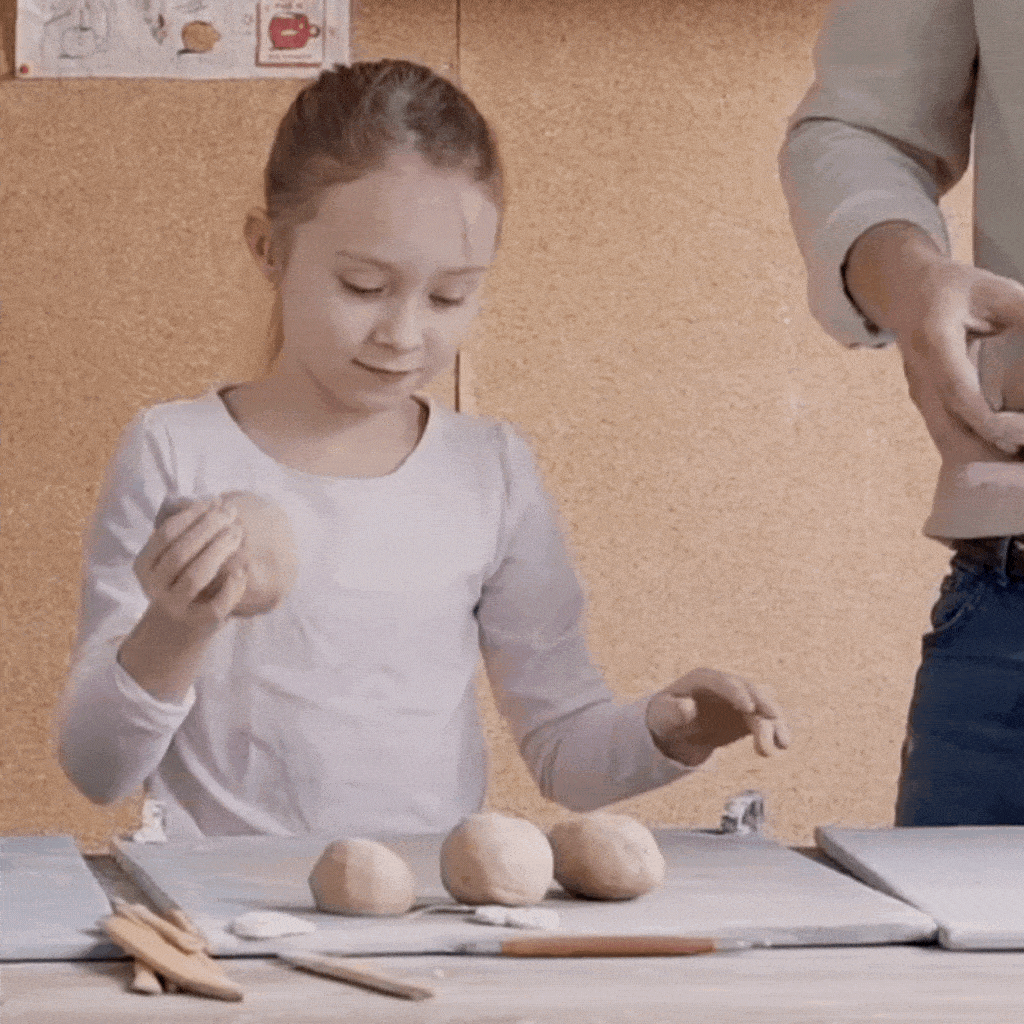 pige er ved at lave keramikkopper med sin familie på et to timers keramik workshop i somemrferien i odsherred. 