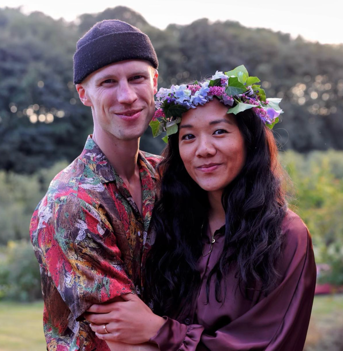 kærestepar til sommerfest hvor de har lavet en blomsterkrans på en kreativ workshop de har booket til deres fest